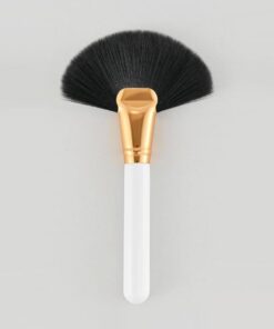 Pinceau en forme d'éventail avec fibres synthétiques douces pour une application lisse du maquillage du visage, poignée ergonomique noire