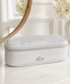 La trousse de maquillage gris clair à fermeture éclair aide à garder les pinceaux de maquillage, les petits outils de beauté et les articles de toilette quotidiens organisés à la maison ou en
