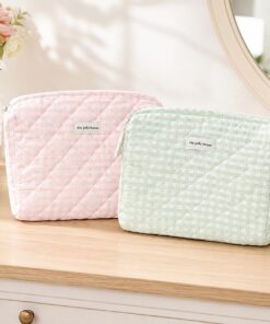 Les pochettes matelassées à fermeture éclair vichy aident à garder le maquillage, les outils de toilettage et les petits essentiels organisés à la maison, dans un sac fourre-tout ou en voyage.