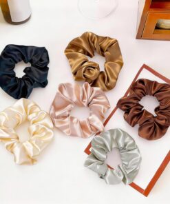 Lot de 6 chouchous fins en satin avec pochette de voyage sans dommage, élastiques fins pour femmes et filles, accessoires de soins capillaires doux comme de la soie pour queue de cheval pour cheveux