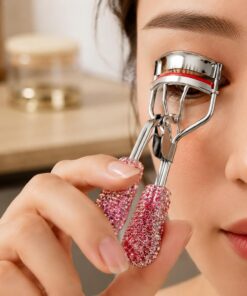 Recourbe-cils avec design semi-transparent, poignée pailletée, mâchoires façonnées à pois surélevés avec peigne pour boucler les cils, rouge, 1 pièce