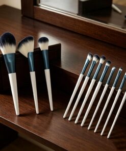Lot de 11 pinceaux de maquillage avec manches blancs et virole bleu foncé synthétique pour poudre, fond de teint, correcteur, fard à paupières, outils cosmétiques portables pour coiffeuse, voyage et