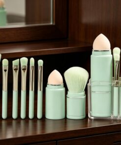 Ensemble de pinceaux de maquillage 8 en 1 avec poignées en plastique vert clair, pinceaux de maquillage synthétiques avec éponge mélangeur, outils cosmétiques portables pour le transport de poche, les